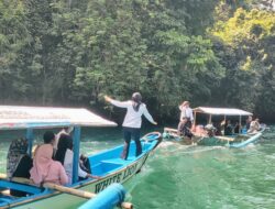 Bupati Pangandaran Curi Perhatian dengan Aksi Aura Farming di Karnaval Perahu Syukuran Waluya Green Canyon