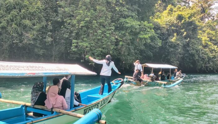Bupati Pangandaran Curi Perhatian dengan Aksi Aura Farming di Karnaval Perahu Syukuran Waluya Green Canyon