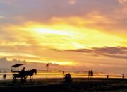Menikmati Keindahan Sunset Pangandaran Sambil Menunggang Kuda Menyusuri Pantai