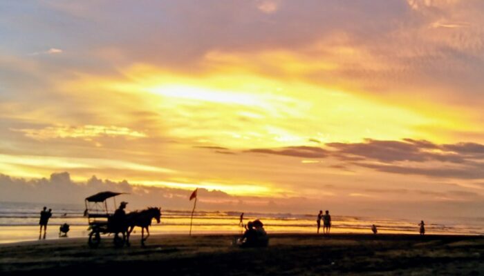 Menikmati Keindahan Sunset Pangandaran Sambil Menunggang Kuda Menyusuri Pantai