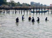 Operator Water Sports Pantai Timur Pangandaran Bersihkan Sampah Plastik Kiriman Saat Musim Angin Timur