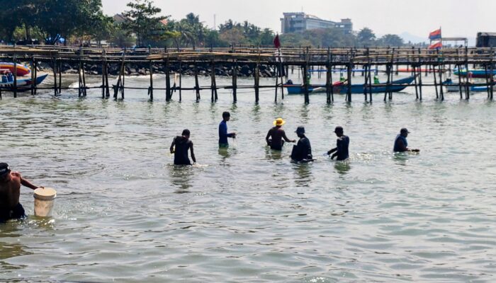 Operator Water Sports Pantai Timur Pangandaran Bersihkan Sampah Plastik Kiriman Saat Musim Angin Timur