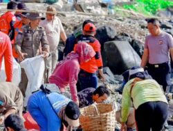 Bupati Pangandaran Pimpin Aksi Bersih-Bersih Sampah di Pantai Timur