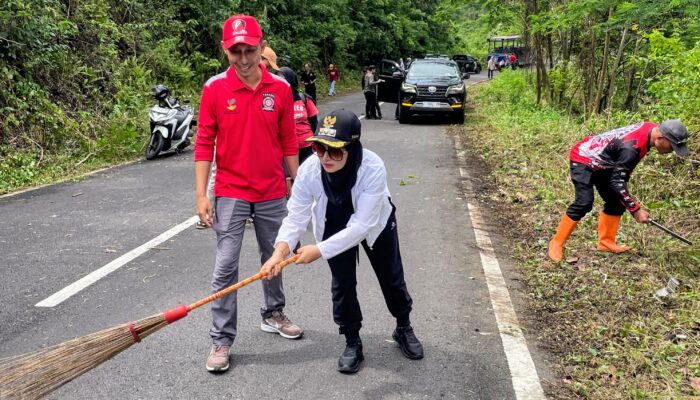 Bupati Pangandaran Pimpin Aksi Bersih-Bersih Jalan Penghubung Pantai Batukaras–Madasari
