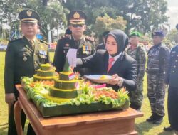 Bupati dan Wakil Bupati Pangandaran Potong Tumpeng Usai Upacara HUT ke-80 TNI