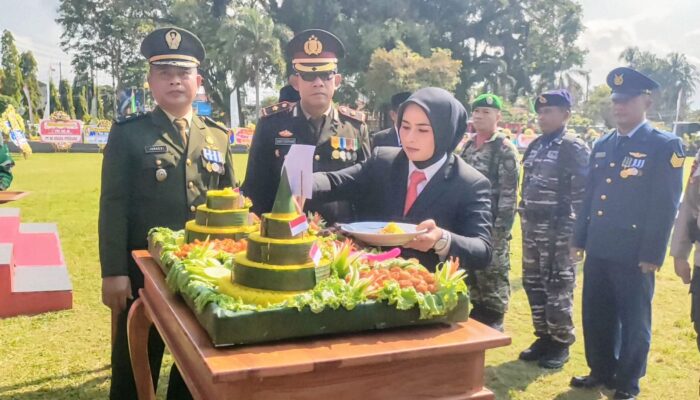 Bupati dan Wakil Bupati Pangandaran Potong Tumpeng Usai Upacara HUT ke-80 TNI