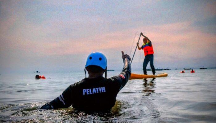 PKPP dan Pos TNI AL Pangandaran Kenalkan Olahraga Stand-Up Paddle kepada Calon Taruna-Taruni