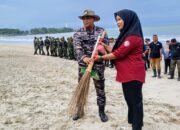 Lanal Bandung dan DKP Jabar Gelar Aksi Bersih-Bersih Pantai Jabar Raksa Sagara 2025 di Pantai Santolo