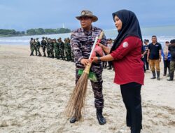 Lanal Bandung dan DKP Jabar Gelar Aksi Bersih-Bersih Pantai Jabar Raksa Sagara 2025 di Pantai Santolo