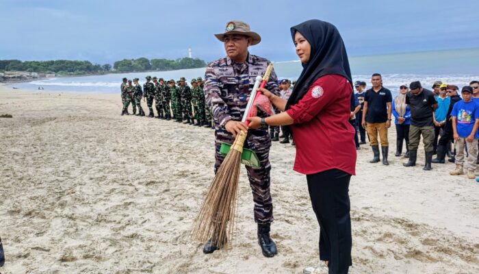 Lanal Bandung dan DKP Jabar Gelar Aksi Bersih-Bersih Pantai Jabar Raksa Sagara 2025 di Pantai Santolo