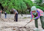 Pemda Pangandaran Bersama Masyarakat Bergotong Royong Bersihkan Area Pantai