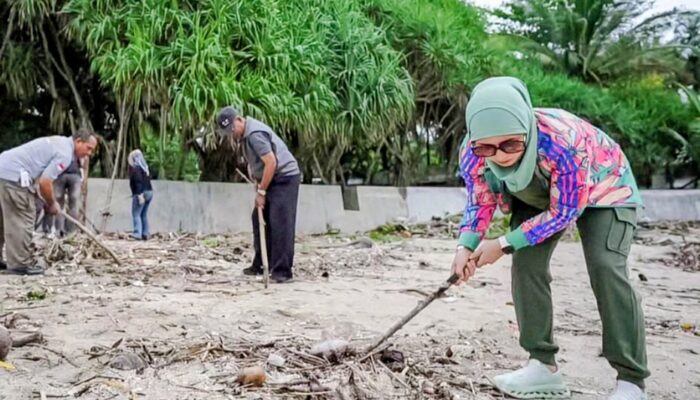 Pemda Pangandaran Bersama Masyarakat Bergotong Royong Bersihkan Area Pantai