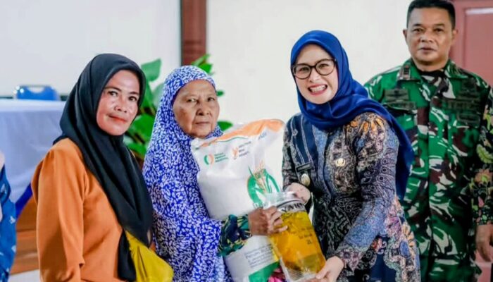 Pemerintah Kabupaten Pangandaran Salurkan Bantuan Pangan untuk Warga Sindangsari dan Mekarsari