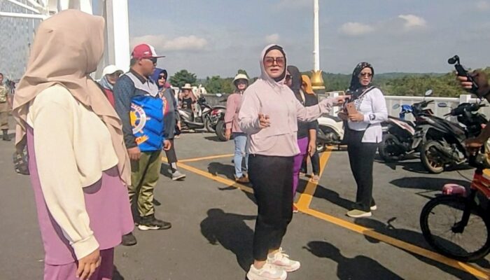 Bupati Pangandaran Ajak Pengunjung dan Pedagang Jaga Kebersihan Jembatan Sodongkopo