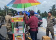 Satpol PP Pangandaran Tertibkan Pedagang di Area Parkir Jembatan Sodongkopo dan Bongkar Baliho Melanggar Aturan