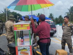 Satpol PP Pangandaran Tertibkan Pedagang di Area Parkir Jembatan Sodongkopo dan Bongkar Baliho Melanggar Aturan