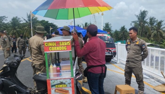 Satpol PP Pangandaran Tertibkan Pedagang di Area Parkir Jembatan Sodongkopo dan Bongkar Baliho Melanggar Aturan