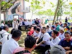 Bupati Pangandaran Gelar Diskusi dan Silaturahmi Bersama Petugas Kebersihan DLHK di Pantai Barat