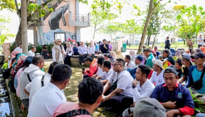 Bupati Pangandaran Gelar Diskusi dan Silaturahmi Bersama Petugas Kebersihan DLHK di Pantai Barat