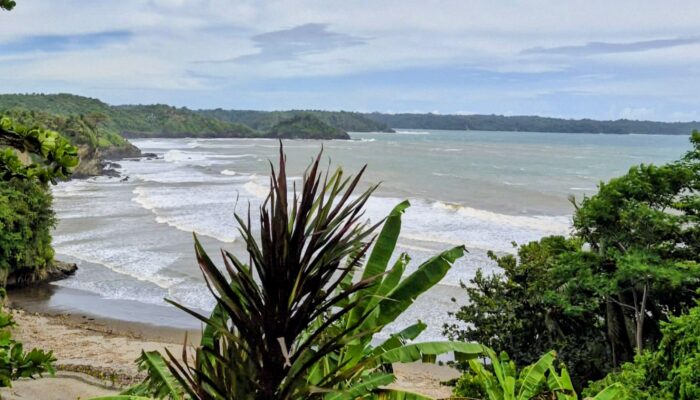 Mengintip Pulau Nusakambangan dari Pantai Karapyak Kalipucang