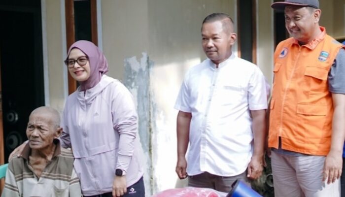 Sigap dan Humanis, Bupati Pangandaran Dampingi Korban Kebakaran Lansia