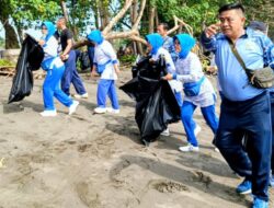 Lanal Bandung Bersama Elemen Bangsa Gelar Aksi Bersih Pantai Sanghyang Kalang Batukaras