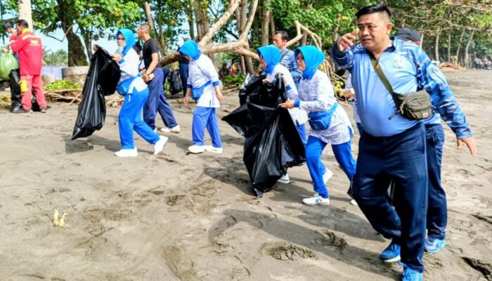 Lanal Bandung Bersama Elemen Bangsa Gelar Aksi Bersih Pantai Sanghyang Kalang Batukaras