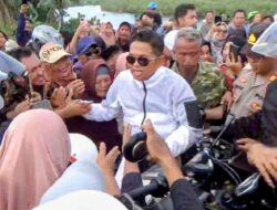 Ribuan Warga Sambut KDM di Jembatan Sodongkopo Nusawiru, Pangandaran Jadi Lautan Manusia