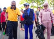 Kapolda Jabar Pimpin Aksi Bersih Pantai Barat Pangandaran, Soroti Puntung Rokok dan Sampah Plastik