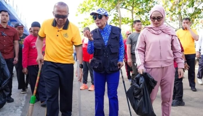 Kapolda Jabar Pimpin Aksi Bersih Pantai Barat Pangandaran, Soroti Puntung Rokok dan Sampah Plastik