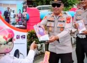 Ngabuburit Humanis di Bundaran Marlin, Polres Pangandaran Bagi Coklat dan Al-Qur’an untuk Pengendara Tertib