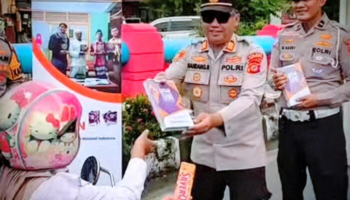 Ngabuburit Humanis di Bundaran Marlin, Polres Pangandaran Bagi Coklat dan Al-Qur’an untuk Pengendara Tertib