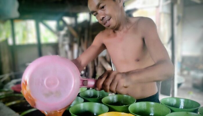 Gigih Sejak Muda, Penderes Asal Karangtirta Panen 70 Kg Gula Kelapa Tiap Dua Hari