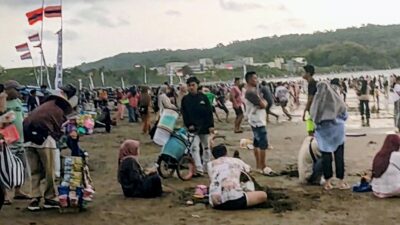 Ratusan Ribu Wisatawan Padati Pangandaran,Puncak Kunjungan Tembus 100 Ribu Lebih Dalam Sehari