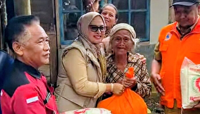 Bupati Pangandaran Gerak Cepat Tinjau Rumah Warga Terdampak Angin Kencang di Padaherang, Serahkan Santunan