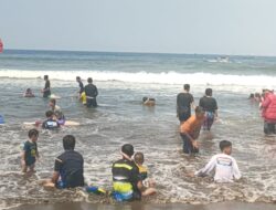Pantai Barat Pangandaran Diserbu Wisatawan, Ribuan Pengunjung Padati Kawasan Sejak Pagi