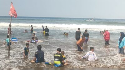 Pantai Barat Pangandaran Diserbu Wisatawan, Ribuan Pengunjung Padati Kawasan Sejak Pagi