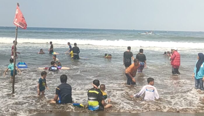 Pantai Barat Pangandaran Diserbu Wisatawan, Ribuan Pengunjung Padati Kawasan Sejak Pagi