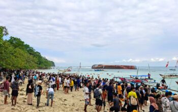 Libur Panjang, Pantai Pasir Putih Pangandaran Dipadati Wisatawan, Penyewaan Alat Snorkeling Kebanjiran Rezeki