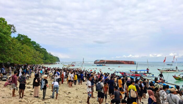 Libur Panjang, Pantai Pasir Putih Pangandaran Dipadati Wisatawan, Penyewaan Alat Snorkeling Kebanjiran Rezeki