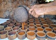 Penderes Gula Kelapa Bertahan di Tengah Cuaca Tak Menentu, Hasil Air Nira Menur