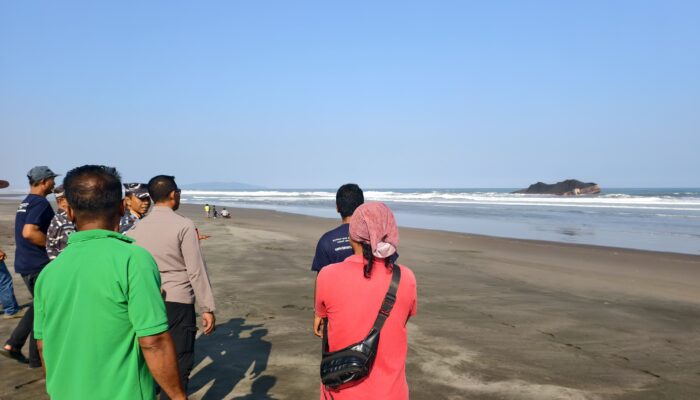 Tongkang Bermuatan Batubara Sengaja Didamparkan di Pantai Sukaresik, Langkah Darurat Cegah Pencemaran Laut