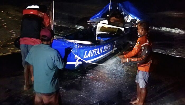 Perahu Nelayan Tanpa Awak Terdampar di Pantai Timur Pangandaran, Mesin Masih Menyala, Satu Nelayan Diduga Jatuh ke Laut
