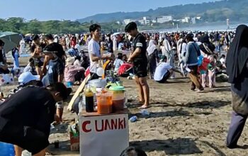 Libur Sekolah, Wisata Pangandaran Membludak, Jalan Menuju Pantai Macet Total