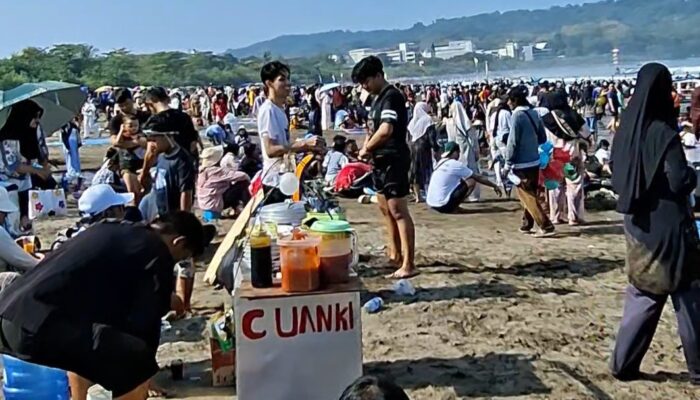 Libur Sekolah, Wisata Pangandaran Membludak, Jalan Menuju Pantai Macet Total