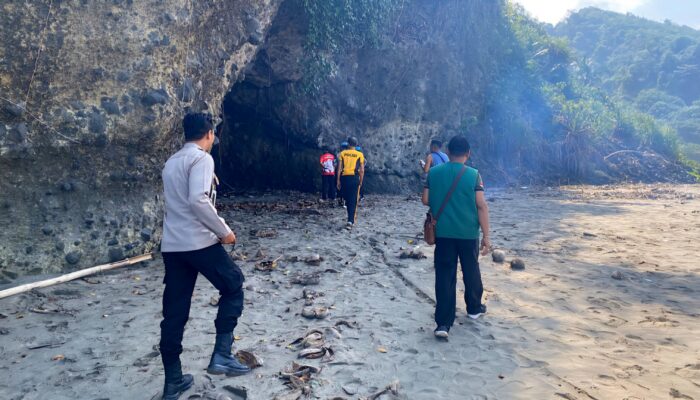 Tim Gabungan Evakuasi Ibu Yang Menelantarkan Bayi dari Gua Menir Putrapinggan Pangandaran
