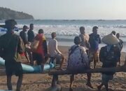 Tekong Perahu Wisata Hilang Usai Terbalik Dihantam Ombak Besar di Pantai Pangandaran