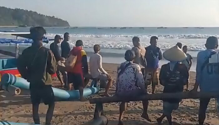 Tekong Perahu Wisata Hilang Usai Terbalik Dihantam Ombak Besar di Pantai Pangandaran