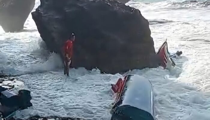 Perahu Nelayan Hantam Ombak Hingga Terbelah Dua di Pantai Madasari Pangandaran, 2 Selamat