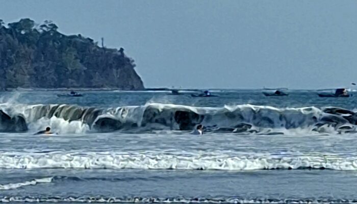 Satu Wisatawan Asal Patimuan Nyaris Terseret Arus Pantai Barat Pangandaran, Berhasil Diselamatkan Pedagang